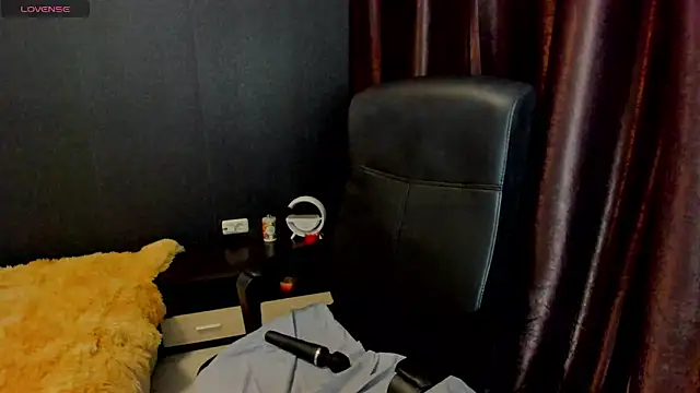 Snapshot of emmamaturre chatting on 18, 2, 2025 emmamaturre online show from 18, 2, 2025