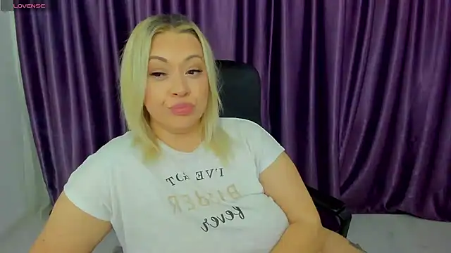 Snapshot of emmamaturre chatting on 14, 12, 2024 emmamaturre online show from 14, 12, 2024