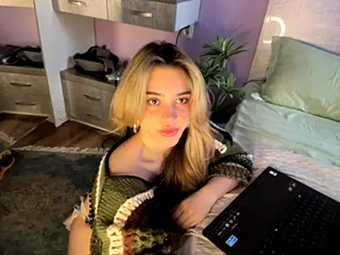 Chloe Ravens online show from 7, 11, 2025