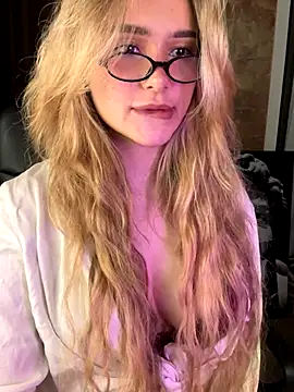 Chloe Ravens online show from 11, 10, 2025