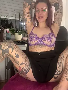 Snapshot of Dirty_Mel chatting on 5, 11, 2025 Dirty Mel online show from 5, 11, 2025