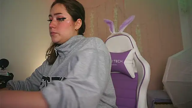 Snapshot of Violet_moon24 chatting on 21, 11, 2025 Violet moon24 online show from 21, 11, 2025