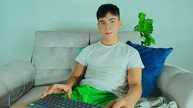 Snapshot of CamiiGuzmanX chatting on 13, 10, 2025 CamiiGuzmanX online show from 13, 10, 2025