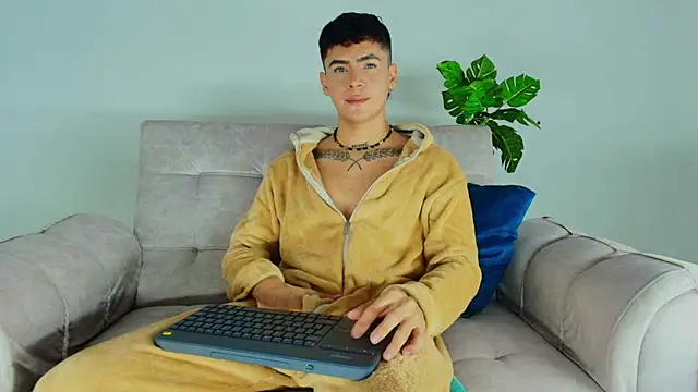 Snapshot of CamiiGuzmanX chatting on 8, 10, 2025 CamiiGuzmanX online show from 8, 10, 2025