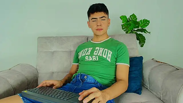 Snapshot of CamiiGuzmanX chatting on 9, 10, 2025 CamiiGuzmanX online show from 9, 10, 2025