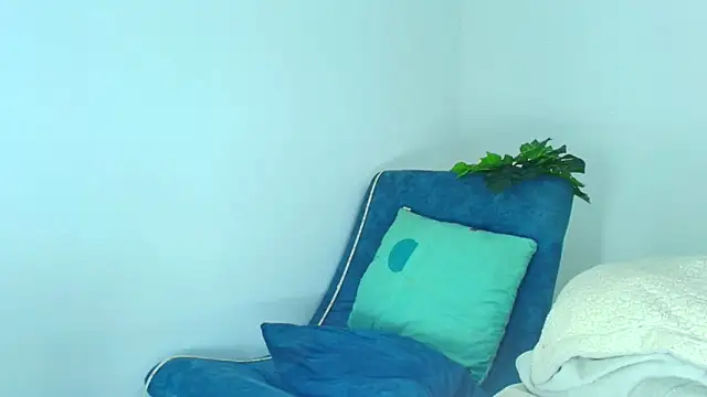 Snapshot of CamiiGuzmanX chatting on 12, 11, 2025 CamiiGuzmanX online show from 12, 11, 2025