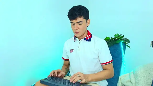 Snapshot of CamiiGuzmanX chatting on 10, 11, 2025 CamiiGuzmanX online show from 10, 11, 2025