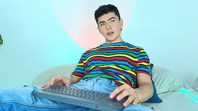 Snapshot of CamiiGuzmanX chatting on 21, 10, 2025 CamiiGuzmanX online show from 21, 10, 2025