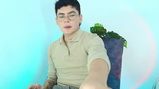 Snapshot of CamiiGuzmanX chatting on 23, 10, 2025 CamiiGuzmanX online show from 23, 10, 2025