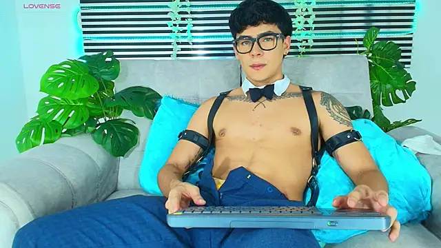 CamiiGuzmanX online show from 21, 4, 2026