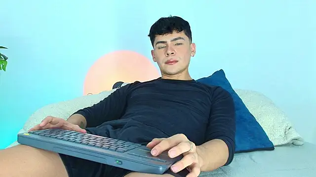 Snapshot of CamiiGuzmanX chatting on 25, 10, 2025 CamiiGuzmanX online show from 25, 10, 2025