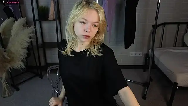 Snapshot of MillaHolt chatting on 1, 10, 2025 MillaHolt online show from 1, 10, 2025