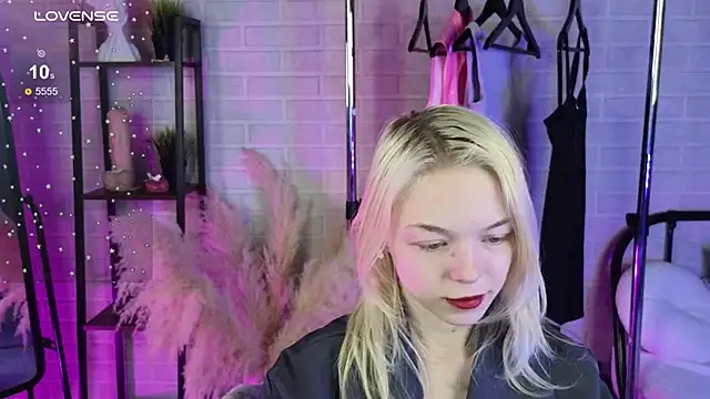 Snapshot of MillaHolt chatting on 10, 11, 2025 MillaHolt online show from 10, 11, 2025