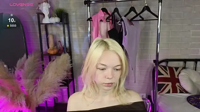 Snapshot of MillaHolt chatting on 22, 10, 2025 MillaHolt online show from 22, 10, 2025