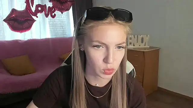 Snapshot of HitGyrl chatting on 15, 5, 2026 HitGyrl online show from 15, 5, 2026