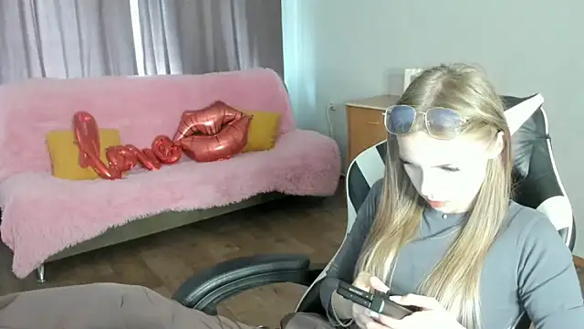 Snapshot of HitGyrl chatting on 12, 6, 2026 HitGyrl online show from 12, 6, 2026