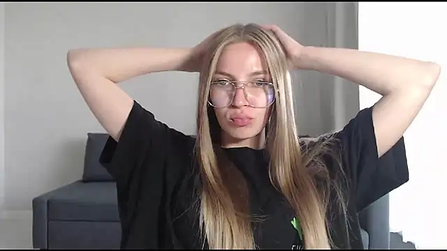 Snapshot of HitGyrl chatting on 8, 7, 2026 HitGyrl online show from 8, 7, 2026