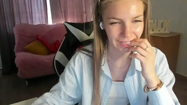 Snapshot of HitGyrl chatting on 5, 6, 2026 HitGyrl online show from 5, 6, 2026