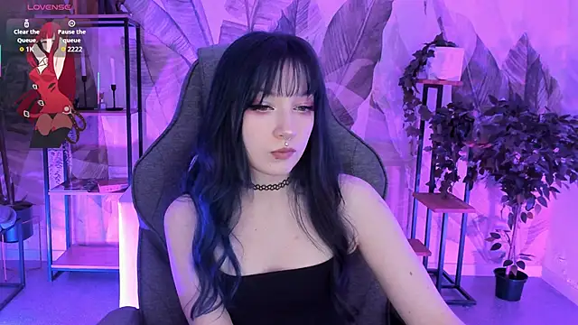 Snapshot of LiliLuna chatting on 4, 12, 2025 LiliLuna online show from 4, 12, 2025