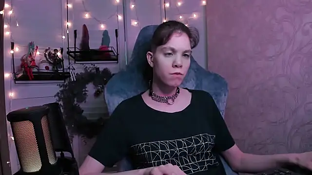 Snapshot of aestheticbeing chatting on 17, 12, 2025 aestheticbeing online show from 17, 12, 2025