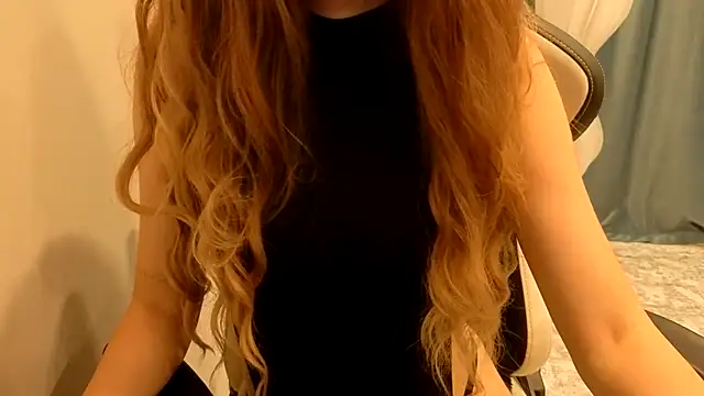 Snapshot of AprilMoonlight chatting on 4, 10, 2025 AprilMoonlight online show from 4, 10, 2025