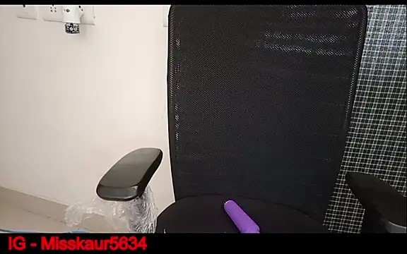 Snapshot of miss_kaur23 chatting on 8, 11, 2025 miss kaur23 online show from 8, 11, 2025