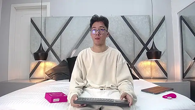 AustinReeds online show from 23, 9, 2025