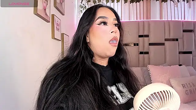 Snapshot of Zoey_thompson chatting on 11, 11, 2025 Zoey thompson online show from 11, 11, 2025