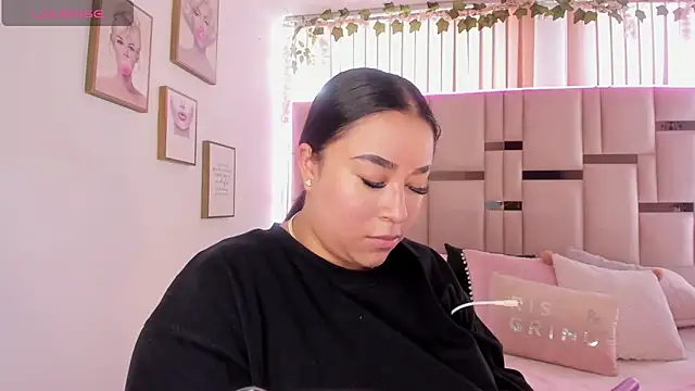 Snapshot of Zoey_thompson chatting on 30, 11, 2025 Zoey thompson online show from 30, 11, 2025