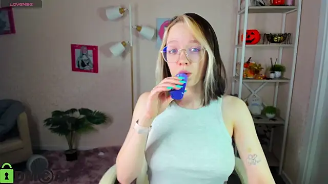 Snapshot of R0cket_bunny chatting on 15, 11, 2025 R0cket bunny online show from 15, 11, 2025