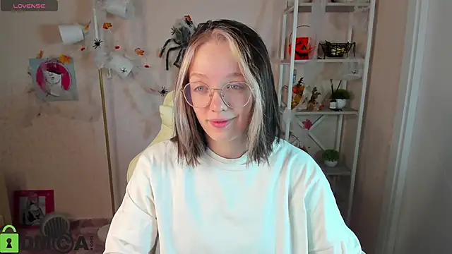 Snapshot of R0cket_bunny chatting on 27, 10, 2025 R0cket bunny online show from 27, 10, 2025