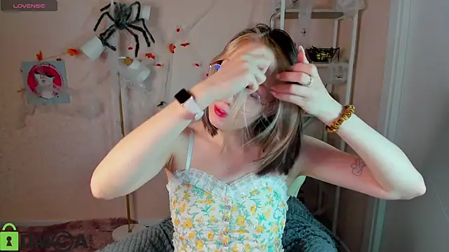 Snapshot of R0cket_bunny chatting on 5, 11, 2025 R0cket bunny online show from 5, 11, 2025