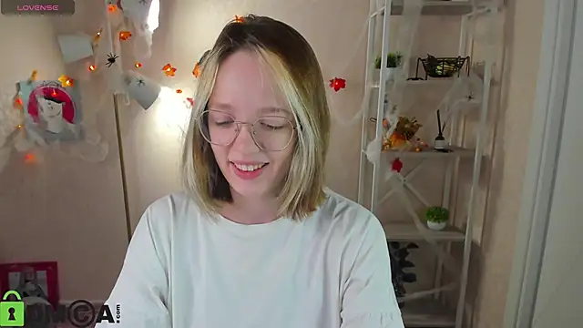 Snapshot of R0cket_bunny chatting on 21, 10, 2025 R0cket bunny online show from 21, 10, 2025