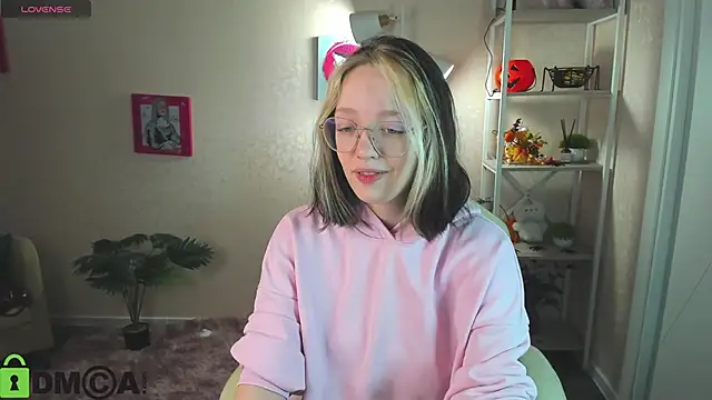 Snapshot of R0cket_bunny chatting on 14, 11, 2025 R0cket bunny online show from 14, 11, 2025