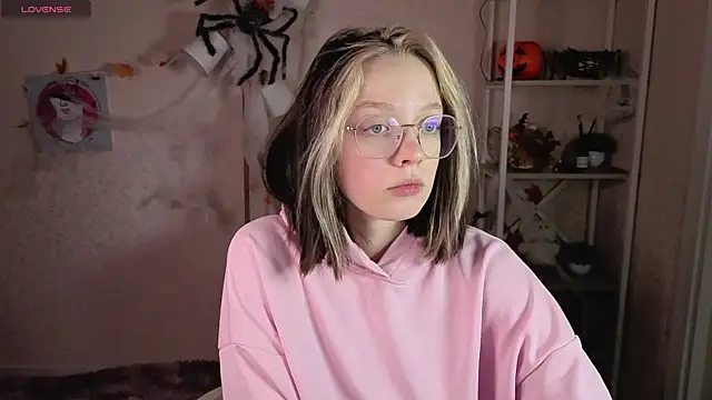 Snapshot of R0cket_bunny chatting on 11, 11, 2025 R0cket bunny online show from 11, 11, 2025