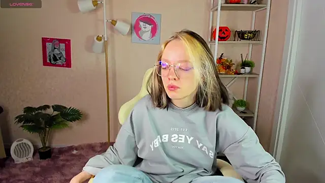 Snapshot of R0cket_bunny chatting on 19, 11, 2025 R0cket bunny online show from 19, 11, 2025