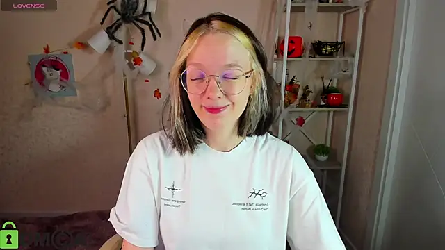 Snapshot of R0cket_bunny chatting on 6, 11, 2025 R0cket bunny online show from 6, 11, 2025