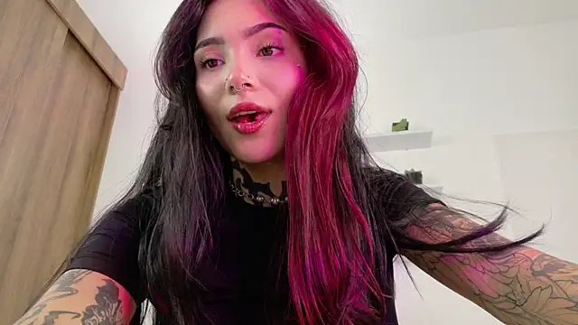 Snapshot of sara_queen10 chatting on 28, 4, 2026 sara queen10 online show from 28, 4, 2026