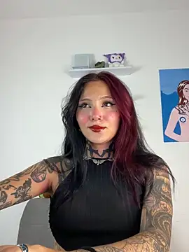 Snapshot of sara_queen10 chatting on 23, 6, 2026 sara queen10 online show from 23, 6, 2026
