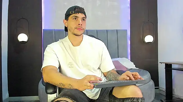 Liam walk  online show from 8, 11, 2025