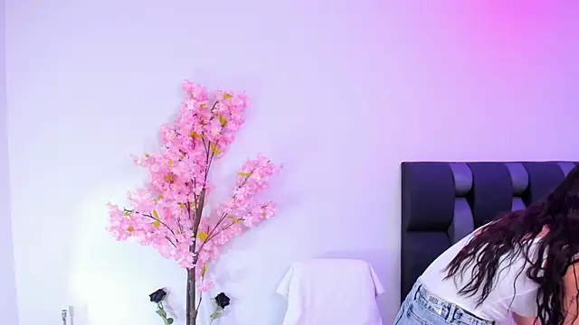 maily zanss online show from 4, 4, 2026