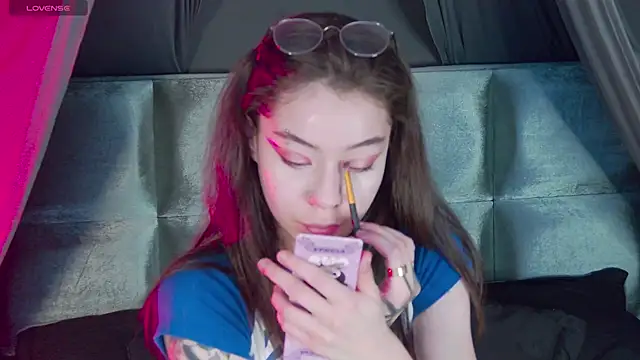 RavennMoonn online show from 8, 10, 2025