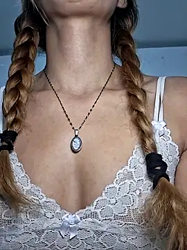 Elianasuarezz online show from 10, 6, 2026