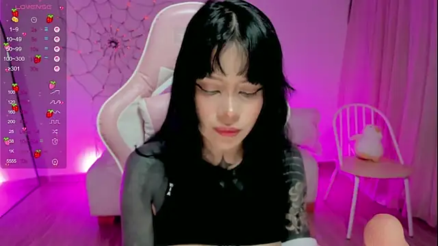 Snapshot of AlinaLukyanova chatting on 9, 11, 2025 AlinaLukyanova online show from 9, 11, 2025