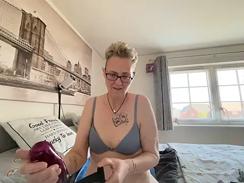 Curvy-Jinx online show from 13, 4, 2026