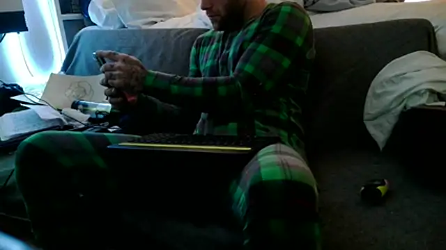 Luv2SuckBWC92 online show from 4, 12, 2025