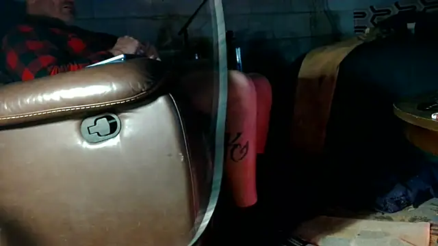 Luv2SuckBWC92 online show from 18, 12, 2025