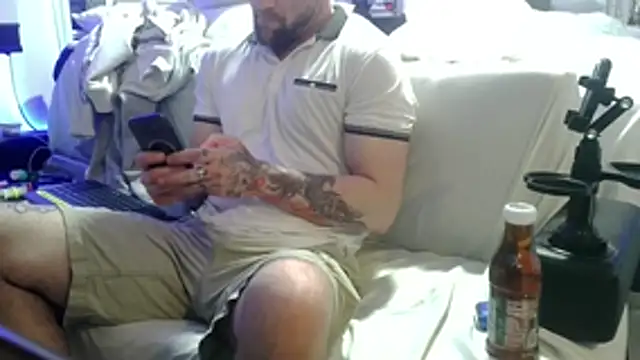 Luv2SuckBWC92 online show from 6, 11, 2025