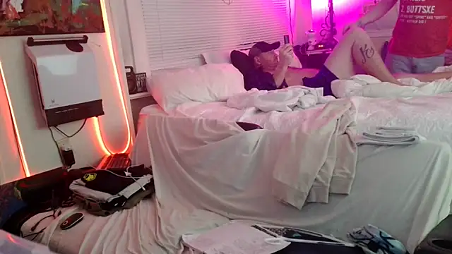 Luv2SuckBWC92 online show from 12, 11, 2025