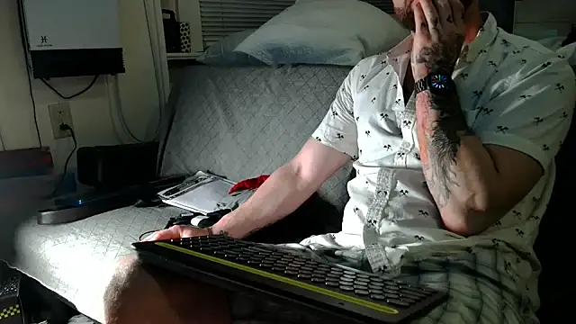 Luv2SuckBWC92 online show from 23, 11, 2025